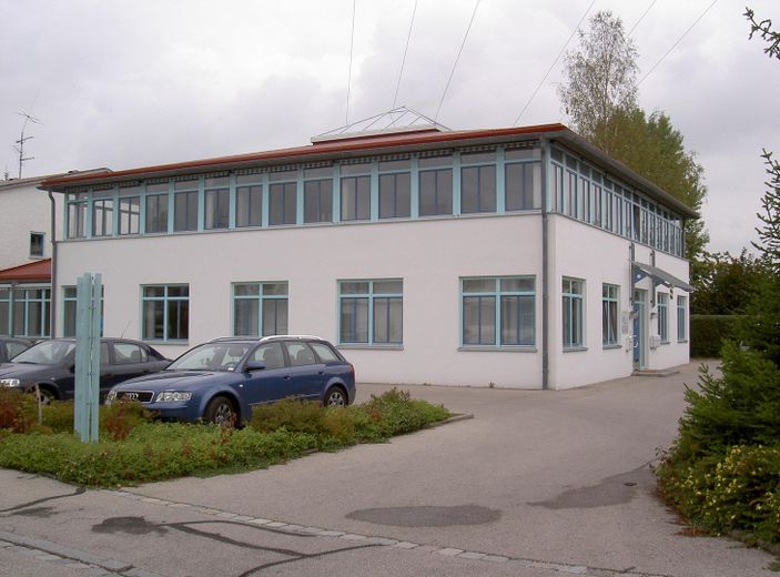 Jasne pomieszczenie biurowe ze wspólną kuchnią i miejscem parkingowym – Bürohaus Ansicht