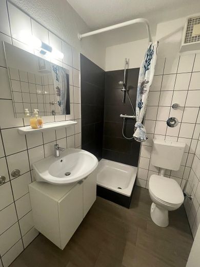 Muy bonito piso de 2 habitaciones con vistas al parque urbano de Aquisgrán, incl. muebles y cocina amueblada – Bad