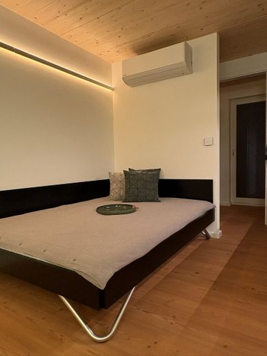 Komfort-Loft in Toplage mitten im Zentrum von Erlangen – Bett mit Abendlicht