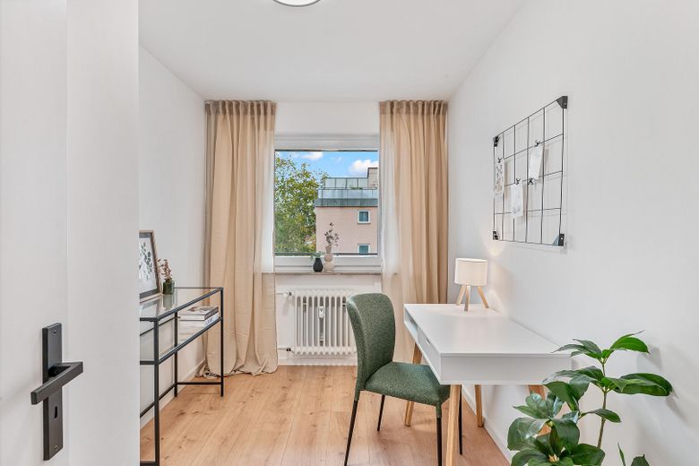 Appartement de 3 pièces moderne, élégamment rénové, avec deux balcons & parking souterrain près de la vieille ville de Leonberg – Büro / Kinderzimmer