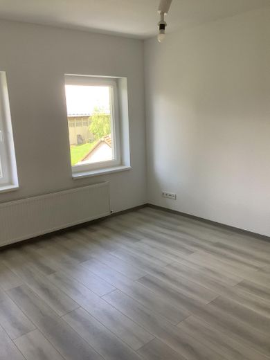 In Danstedt wohnen, in einer sanierten 2R WE – Wohnzimmer