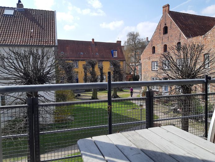 Blick vom Balkon in den Hof