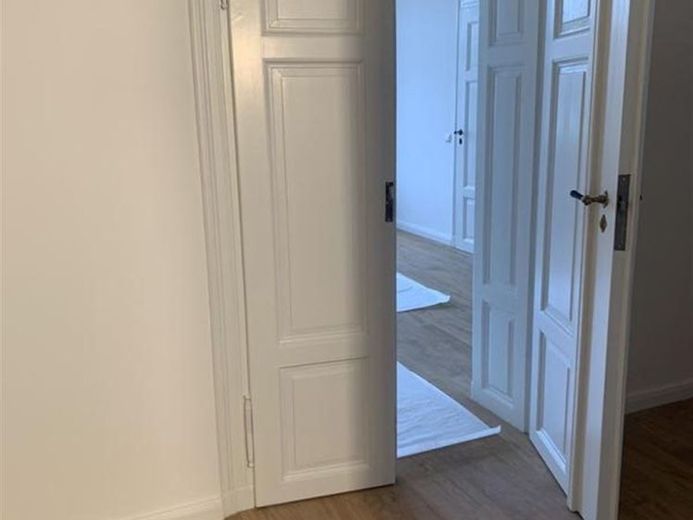 Zweitbezug! Hochwert. 3-Zi. mit Du., Stuck, EBK, Balkon & Vinylbelag in Uni und-Zentrumsnähe! – Foto 1