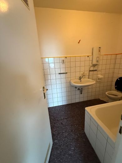 Frisch renovierter Wohntraum mit Panoramablick über die Gladbecker Innenstadt – Badezimmer mit Badewanne