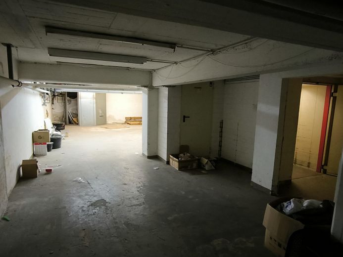 Blick in Hauptraum + Flur