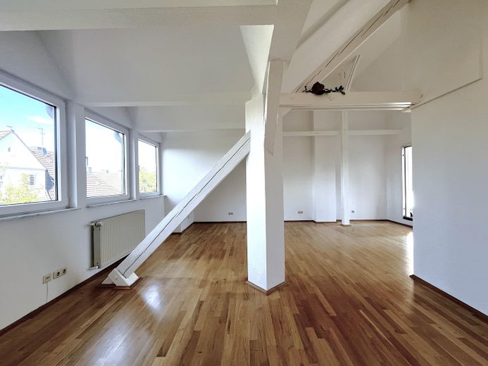 Charmante lichtdurchflutete  Eigentumswohnung mit Dachterrasse in Südlage – Wohnzimmer