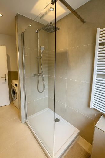 Appartamento ristrutturato con 2 locali, balcone e posto auto, arredamento opzionale – Dusche