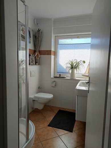 3-Zimmer-Wohnung mit Balkon, Carport & zusätzlichem Hobbyraum (mit eigenem Eingang) – Badezimmer