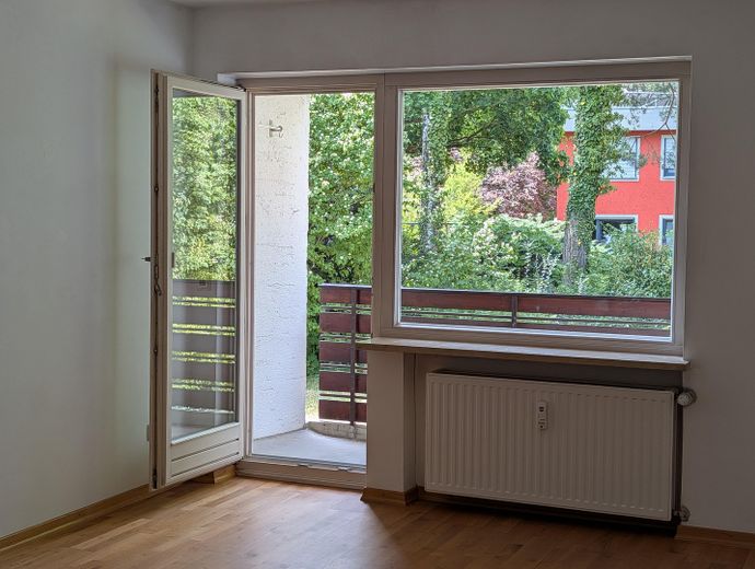 Piękne, spokojnie położone 2-pokojowe mieszkanie z 2 balkonami i miejscem w garażu podziemnym w Solln, bez prowizji – Wohnzimmer