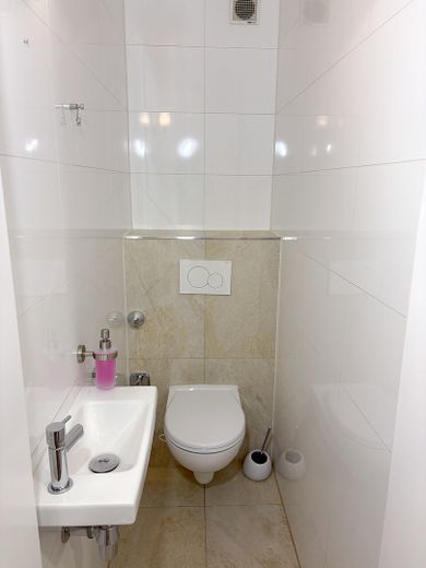 विशाल 4,5-कमरे का अपार्टमेंट | 92 m² | नई रसोई और स्नानघर | 2 बालकनी | गैराज – WC