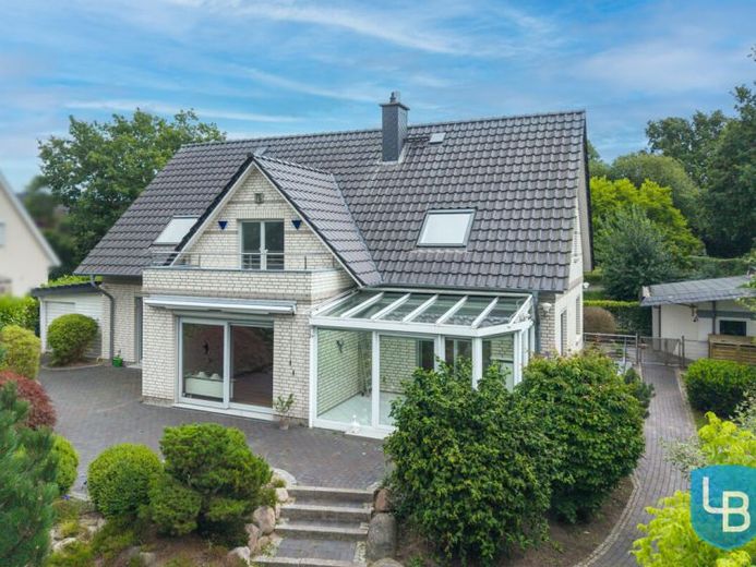 Zwei Einheiten, ein Zuhause! Großzügiges, modernes Haus in begehrter Lage von Mönkeberg – Foto 1