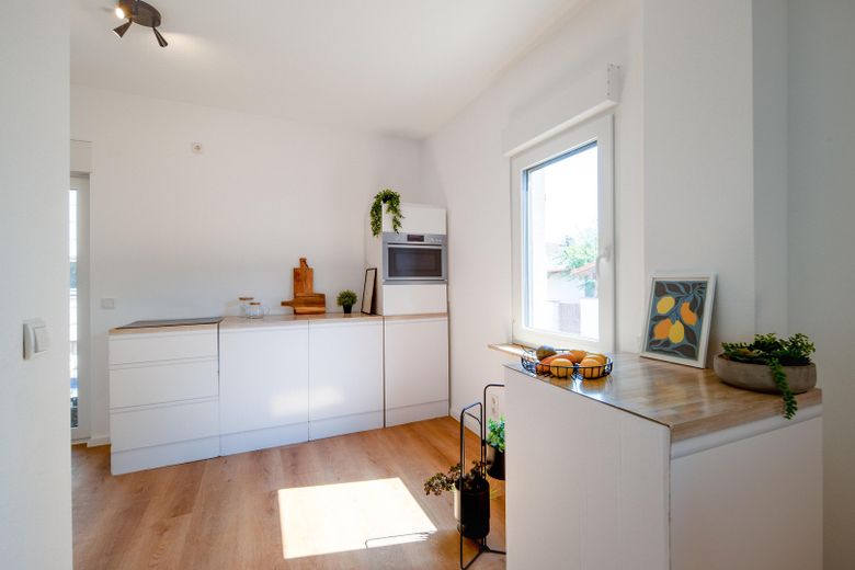 Casa unifamiliar sin comisión con jardín: renovada y lista para entrar a vivir – Küche