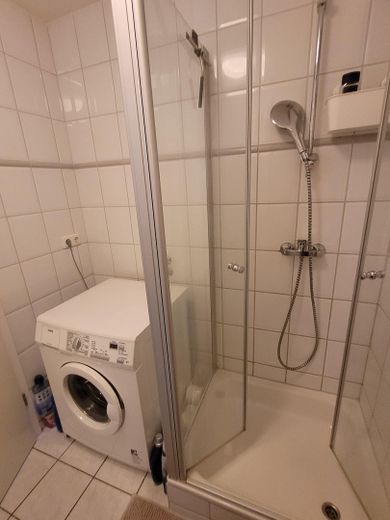 2-Zimmer-Wohnung mit neuen Fenstern und Carport– modernisiert & praktisch – Badezimmer