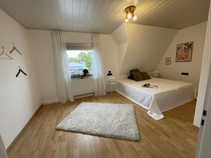 Il vostro angolo di Rheindürkheim – con cortile, carport e riscaldamento nuovo – Schlafzimmer im OG Ansicht 1