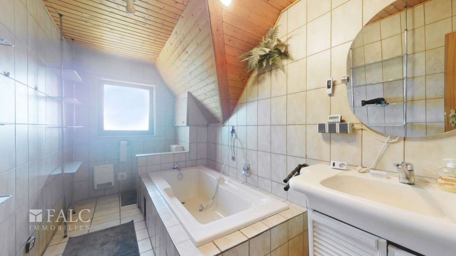 Charmante Doppelhaushälfte mit großem Garten – Badezimmer