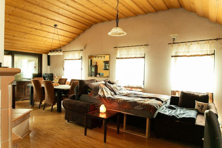 Landhaus Generationenhof mit bis zu 10 ha Land und Bachlauf – Wohnzimmer