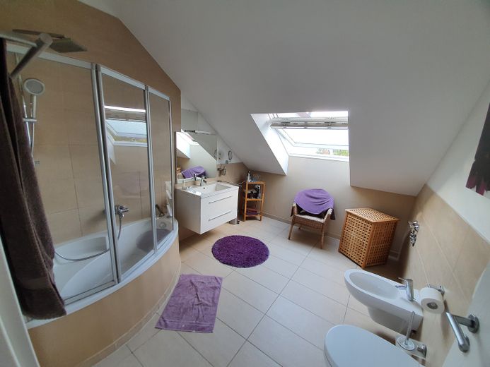 Moderne 3,5 Zi.-DG-Wohnung mit Balkon in toller Lage - von privat – Tageslicht-Bad mit Eckwanne
