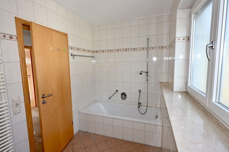 Junge Doppelhaushälfte in Göggingen mit Potenzial – Tageslichtbad mit Wanne
