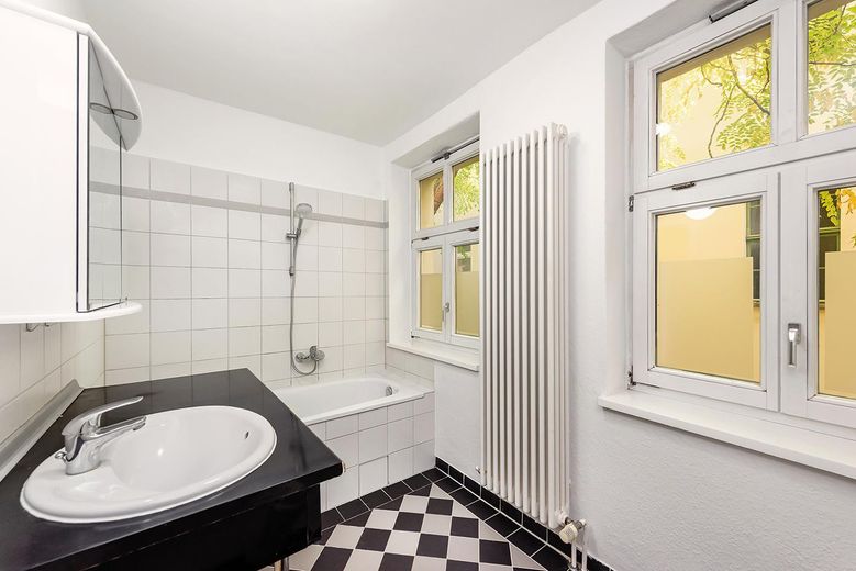 Auguststraße 89 - Sessiz bir iç avluda bulunan, hemen taşınılmaya hazır dubleks daire – 09_Tageslichtbad_1.OG