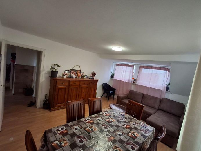 3 Familienhaus zu verkaufen – 1. OG