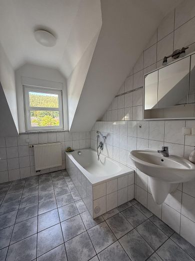 Charmant appartement de 3 pièces dans un quartier calme à Lohr-Sendelbach – Badezimmer