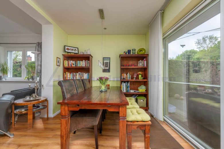 Grüne Oase südlich von Berlin - großes EFH in Mahlow mit 1.192 m² und Energieklasse A – Essbereich mit Ausblick auf den Garten