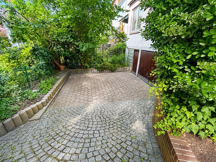 End-of-terrace house with balcony and garage in a popular location! – Vorhof zur Garage