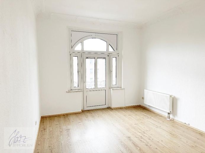 ***EXKLUSIVE 2-RAUM-ALTBAUWOHNUNG MIT STUCKDECKEN &amp; " BALKONEN *** Wohnen im Herzen von Alt-Riesa – Schlafzimmer mit Stuckdecke und Blick Richtung kleinem Balkon