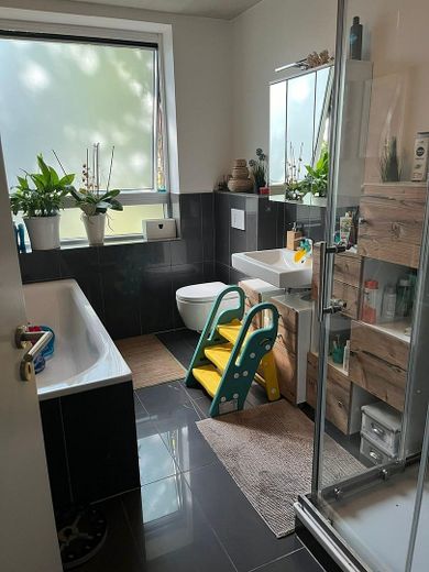 Berlin-Heiligensee Efh im klaren Stil mit Baugenehmigung für 120 qm Anbau – Badezimmer