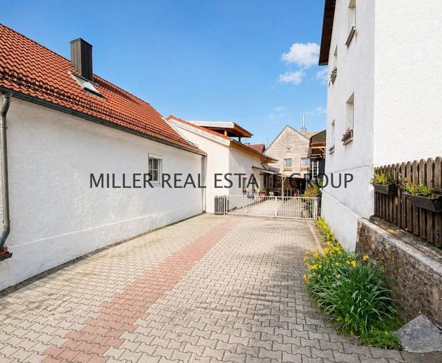 Zweifamilienhaus in Altmannstein kaufen - zwei Wohneinheiten, große Terrassen, Garten &amp; Entwicklungspotenzial im Altmühltal! – Einfahrt WHG II