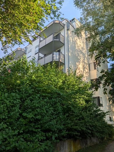 Ruhige 4-Zimmer-Wohnung, ohne Provision, von Privat, nahe Erholungsgebiet mit Südbalkon – Außenansicht Südbalkon