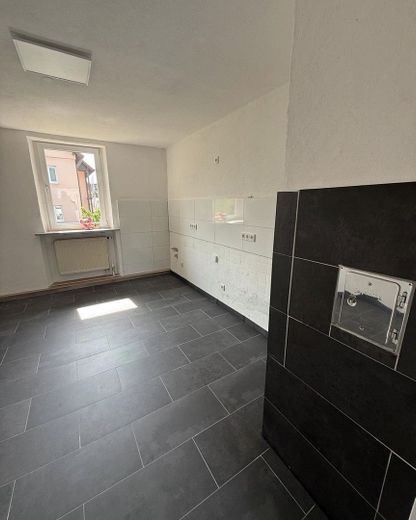 İlk kullanım, yeni yenilenmiş bahçeli müstakil ev, 63828 Kleinkahl'da – Küche mit großem Fenster