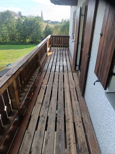 Attraktive 5-Zimmer-Maisonettewohnung in Alleinlage mit eigenem Garten&Pool – Balkon OG