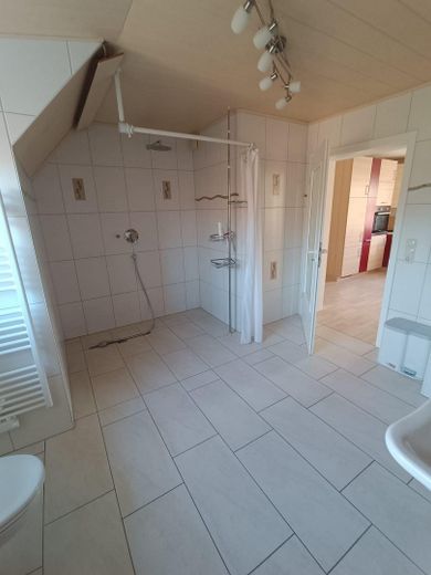 Viel Platz in Güstrow 190 m², großes Grundstück, Pool & Werkstatt – Ebenerdige Dusche OG