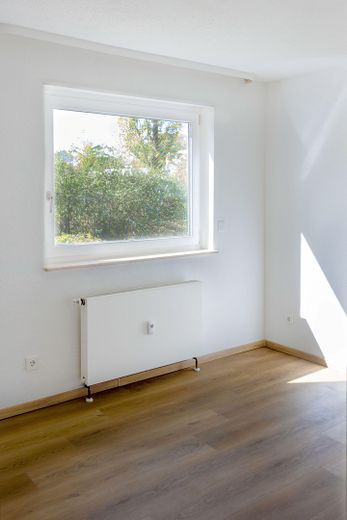 Schöne 4-Zimmerwohnung mit neuer Küche und Terrasse - Erstbezug nach Sanierung – Kinderzimmer 1
