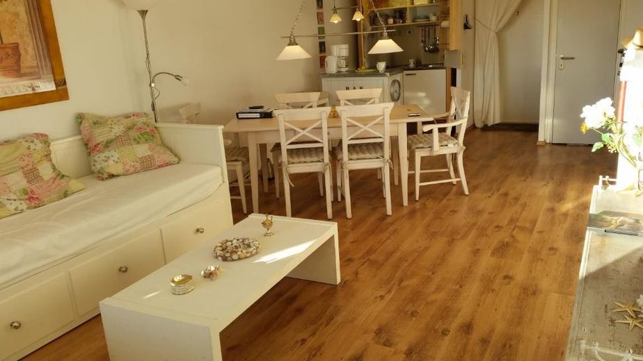 Essecke, im Hintergrund Pantry