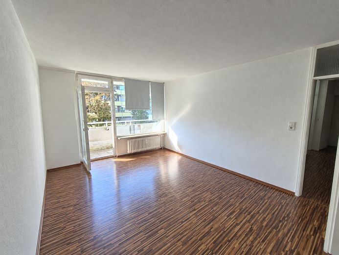 Sonnige 3-Zi.-Whg. mit großem Balkon in Trudering, sehr gepflegte grüne Anlage. Provisionsfrei – WOHNZIMMER