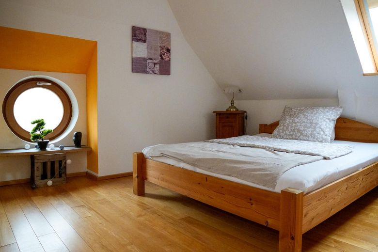 Landhaus unter Reet am See, Gästewohnung, Stallungen, Weiden und Wald. – Ferienwohnung Schlafzimmer
