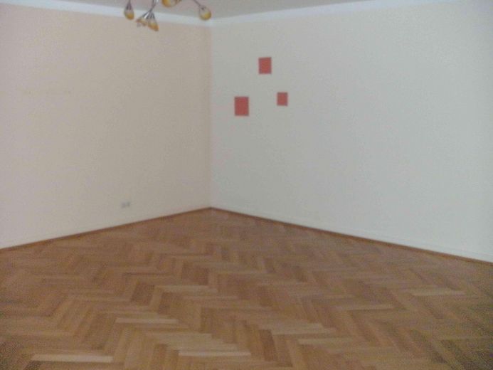 renov.bedürft. 3,5-Zi-Whg mit Balkon und EBK samt sep. DG-Whg. im Rohbau, in freundl. MFH in HN – Wohnzimmer