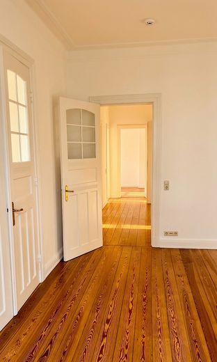 3 pok. mieszkanie w starej zabudowie Eimsbüttel, zmodernizowane, wysokie sufity, drewniane deski, sztukaterie, ok. 70 m², wolne/gotowe do zamieszkania – Heller Flur