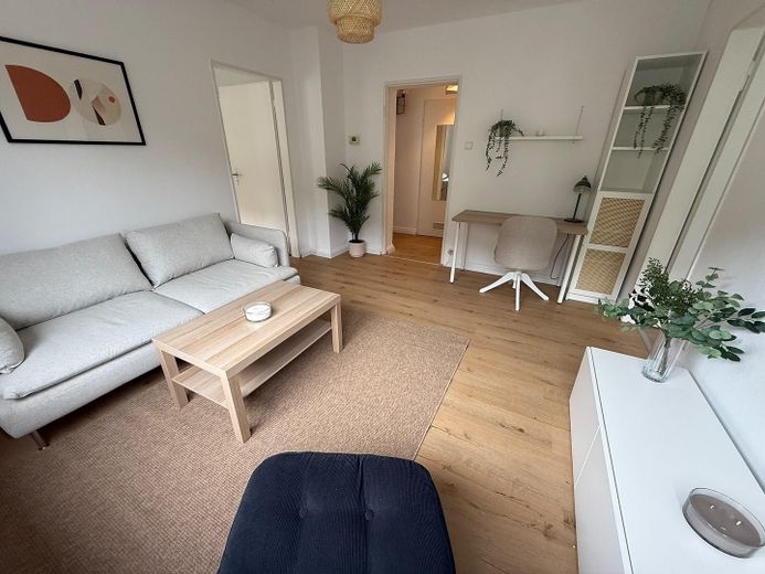 Möblierte 1-2 Zimmer in WG inmitten der Mainzer Neustadt – sofort beziehbar – Wohnzimmer 2 Zimmer WG