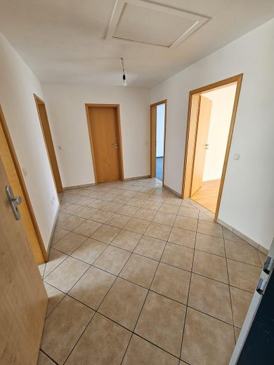 Well-maintained 2.5-room top-floor apartment with south-facing balcony, two parking spaces and fitted kitchen – Foto 4