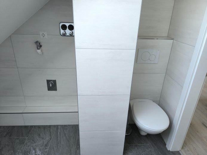 La vostra nuova casa: moderna, elegante e situata in una posizione assolutamente tranquilla! – Badezimmer mit Waschmaschine