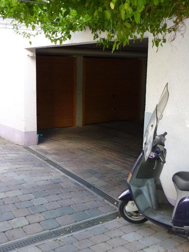 Recherche de stationnement terminée – garage individuel disponible dans une résidence bien entretenue – Photo 1