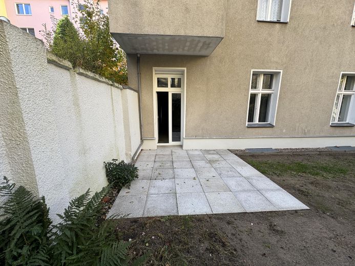 Ruhige 2-Zimmer-Altbauwohnung mit neuer Terrasse und grünem Innenhof – Terrasse