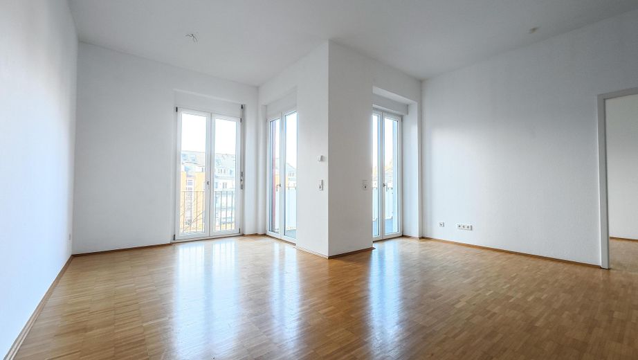 Hochwertig sanierte 2-Zimmer-Wohnung im historischen Ensemble - Seenähe, Balkon & Aufzug – Wohnung A09 - Wohnzimmer 1