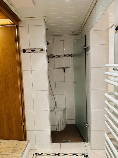Großzügiges 1-2 Familienhaus in Traumlage – Extradusche UG