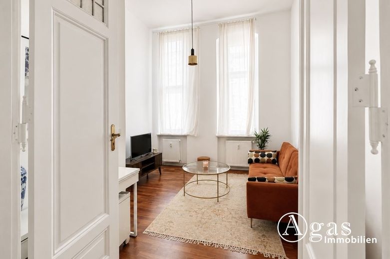 Edificio antiguo elegantemente renovado en el ala lateral - disponible para ocupar en Berlín-Schöneberg – Wohnzimmer