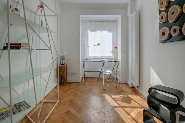 Wunderschöner 4-Zi-Altbau beim Gasteig, Lift, Balkon, TG mietbar, bezugsfrei – Kinderzimmer