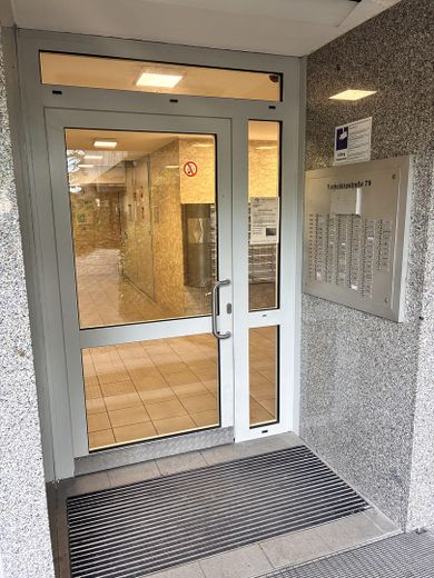 1-Zimmer Appartement in Frankfurt Sachsenhausen | Balkon | Möbliert | Leerstehend – Hauseingang 1